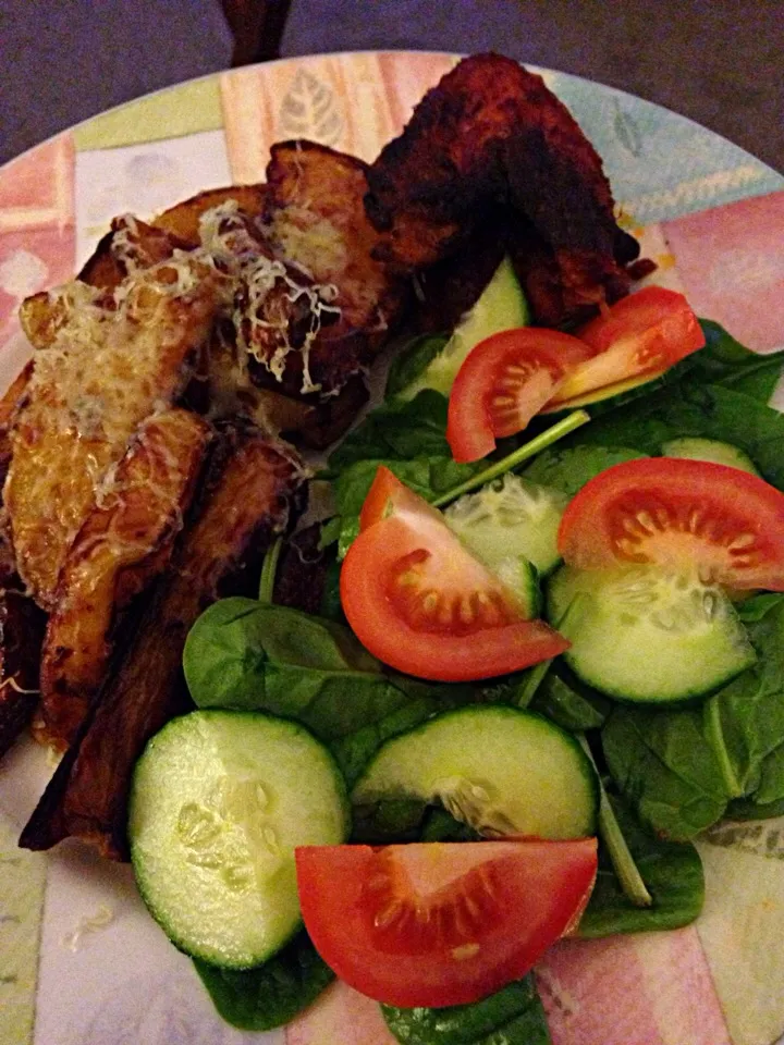 Marmite potato wedges and salad !! Can't wait x|caroline lightenさん