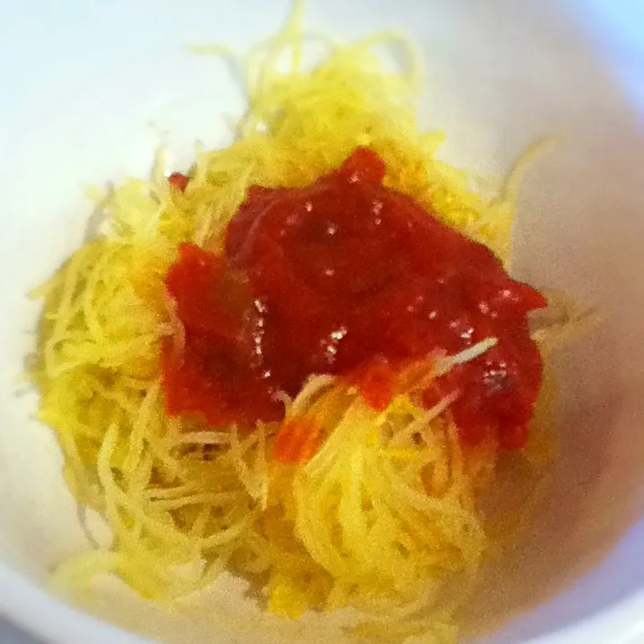 Spaghetti squash "pasta" with tomato & basil sauce|Sai linさん