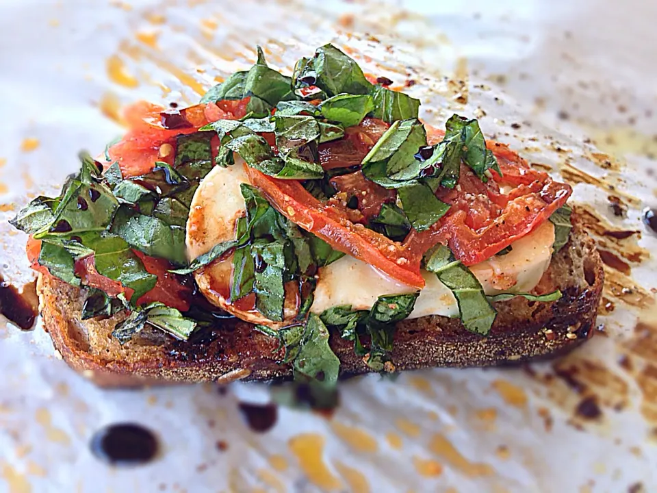 Baked Open Face Caprese Salad Sandwich|lindsay robesonさん