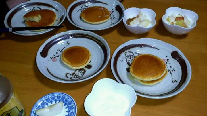 長女が米研ぎ当番を忘れてたので、朝食はホットケーキ(*´∀｀)
朝のフルーツはりんごです♪|ふみぃさん