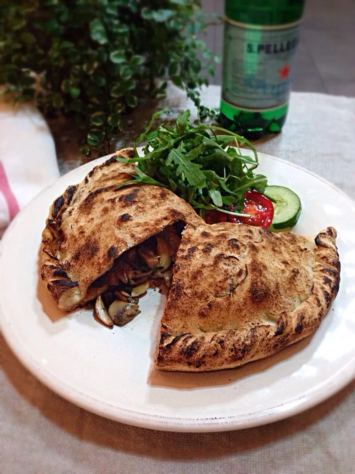 Snapdishの料理写真:Mushrooms,spinach and mozzarella calzone|rick chanさん