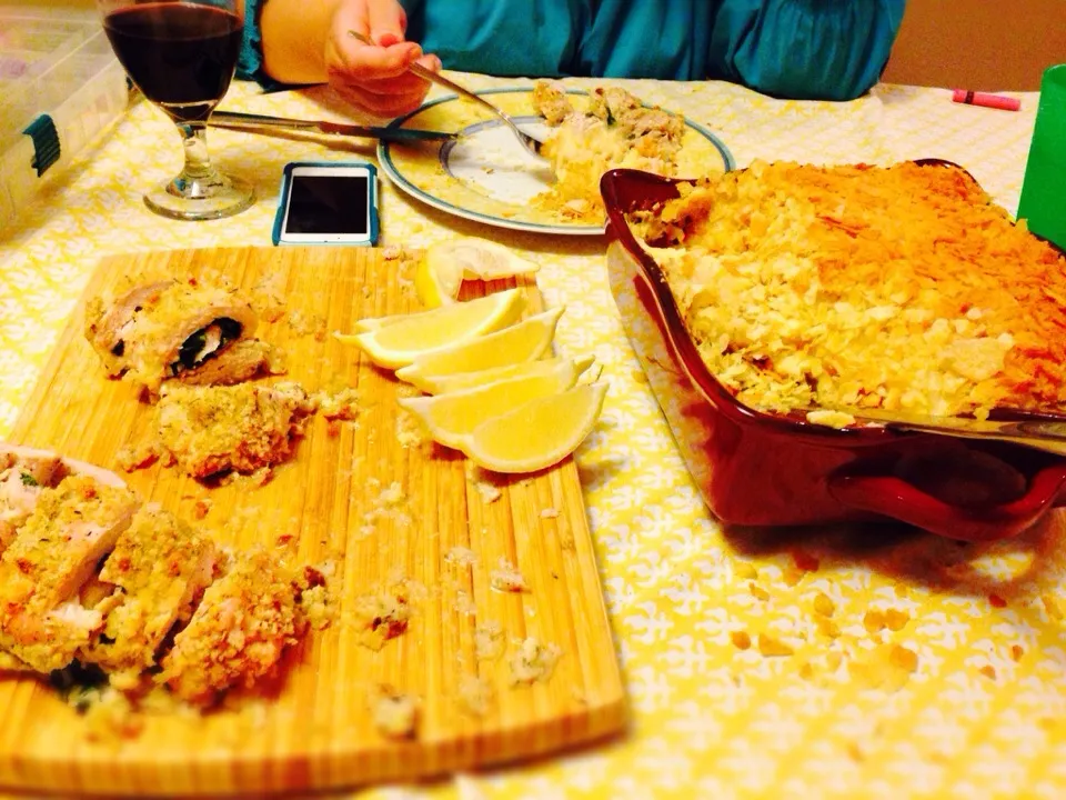 Chicken with fontina and arugula with creamy hash brown potato casserole.|nicholas manolisさん