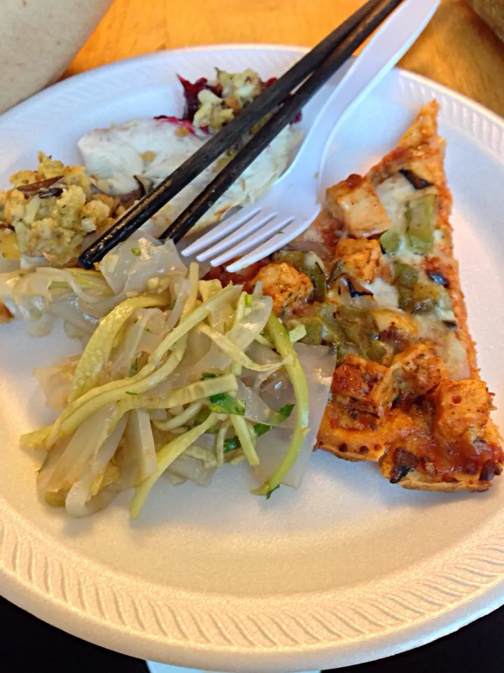 Snapdishの料理写真:Thin crust pizza, bean noodles, turkey|joie chowさん