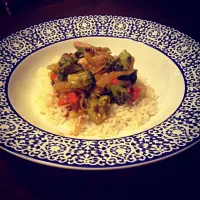 Snapdishの料理写真:Asian chicken stir-fry with bell pepper, broccoli, onion, yellow squash,  and white rice.|Austin Greenさん