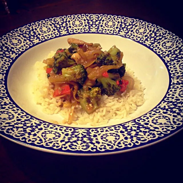 Asian chicken stir-fry with bell pepper, broccoli, onion, yellow squash,  and white rice.|Austin Greenさん