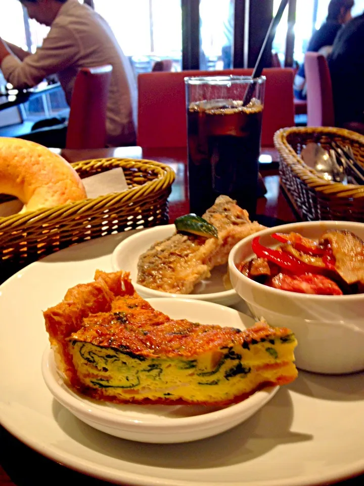 お散歩の途中でお腹が減ったの🍴☕やっぱグラスワインにすればよかったー😁|ちーねーさん