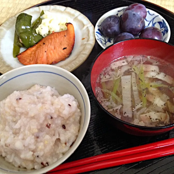 単身赴任の病院めし擬  雑穀粥 焼き鮭 ピーマン煮 キャベツ酢漬 野菜スープ ぶどう|ぽんたさん