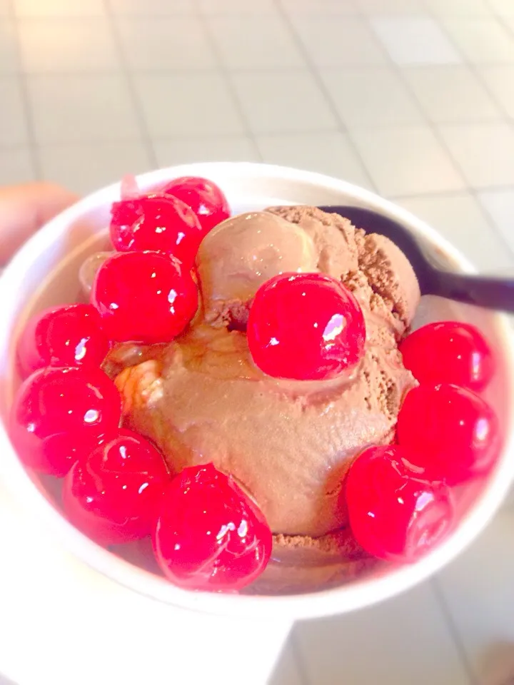 Rocky road ice cream with cherries|shaine91さん