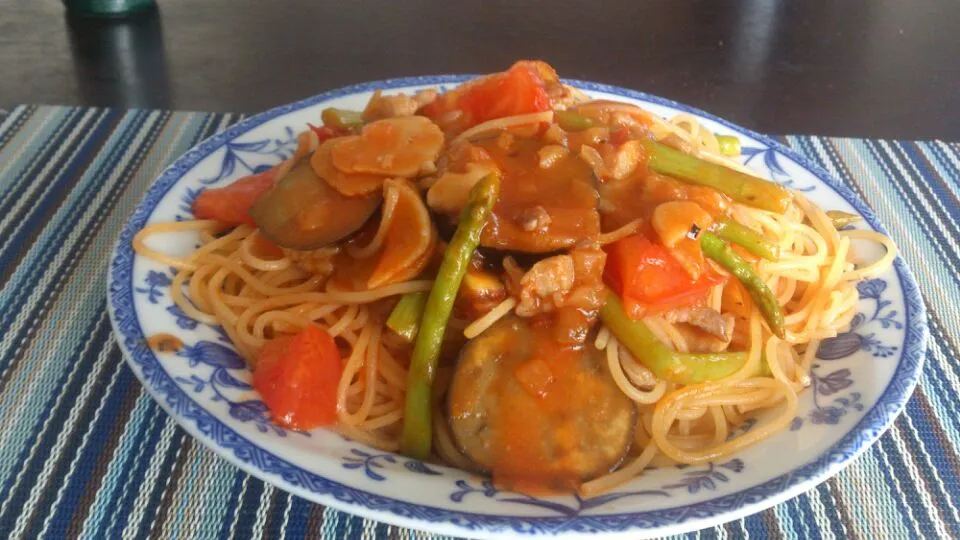 昨日のバーベキューの残り物で作った茄子とアスパラのトマトソースパスタ。唐辛子多目で、トマトジュース大量使い。|SATOSHI OOCHIさん