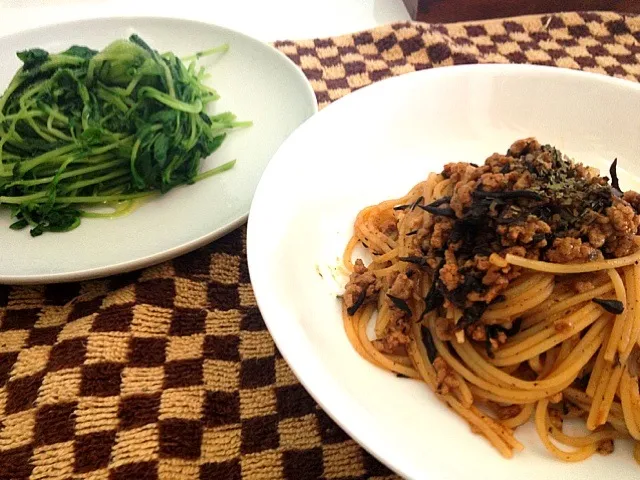 ヒジキとひき肉のパスタ  豆苗のおひたしオリーブオイル和え|tanissandoroさん