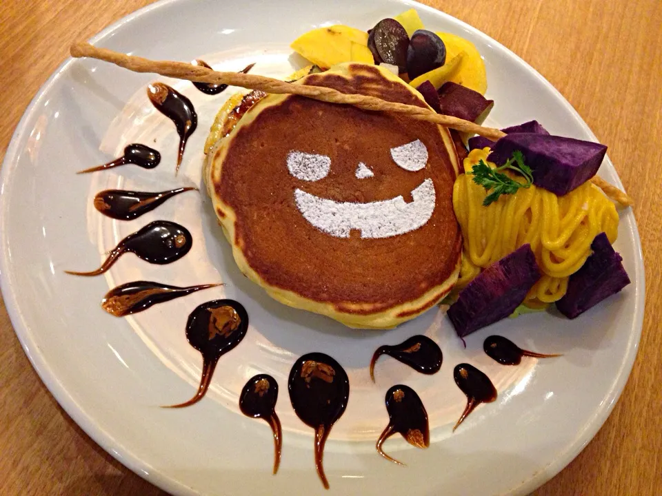 GOKOKU直営のお店でハロウィンパンケーキ。子供も大喜び！しかし、二層目のブリュレしたんはたまらんな…。|たけうちさん