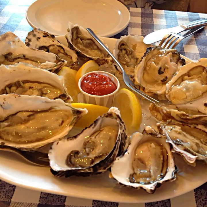 Snapdishの料理写真:oysters @ tony's fish & oyster cafe, granville island, vancouver|Cloudy Gさん