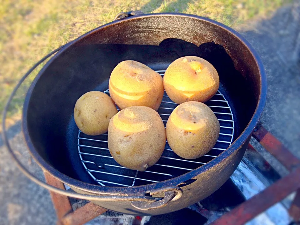 ダッチオーブンでじゃがいもの無水焼き|ほのほのさん