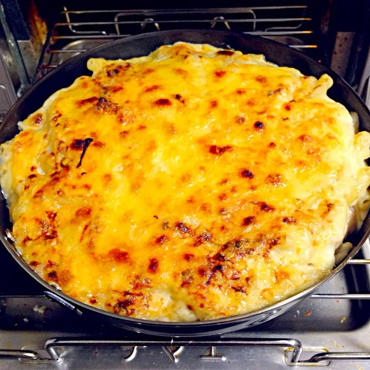 焼き立て！チキンマカロニグラタン。グリルプレートであっと言う間に素晴らしい焼き色😳|yukichikaさん