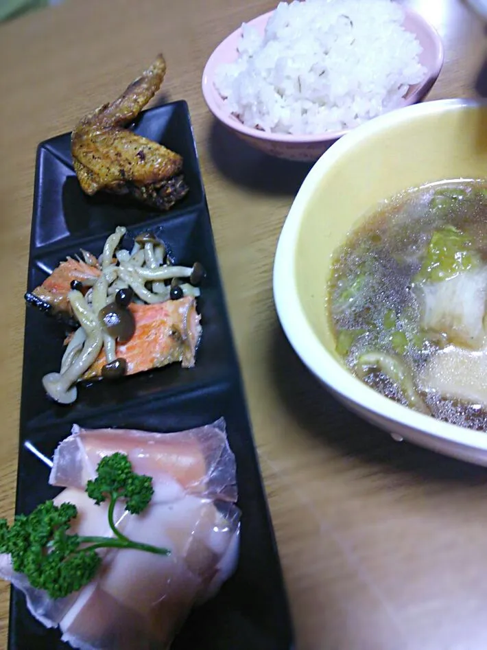 ☆手羽先の塩焼き
★鮭としめじの炒め物
☆豆腐の生ハム巻きサラダ
★ワンタンsoup
☆ご飯

dinnermenuです(^ω^)♪|塩塚星玲彩さん