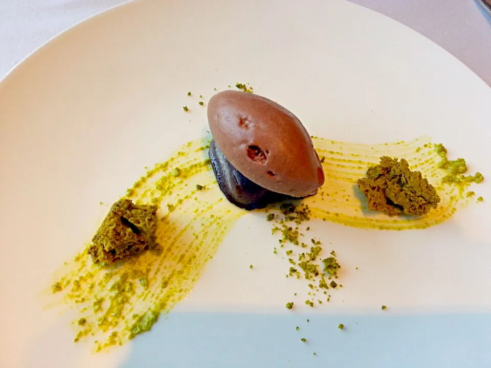 Tonka bean. Rich chocolate ice cream with pistachio panna cotta.|Lolly Natalieさん