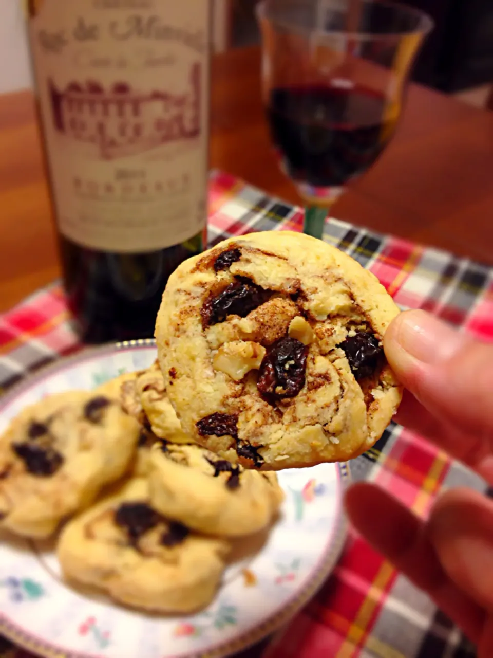 Snapdishの料理写真:🎂タルトの余った生地で〜クルミレーズンのシナモンクッキー風🍪|チョス ♪さん