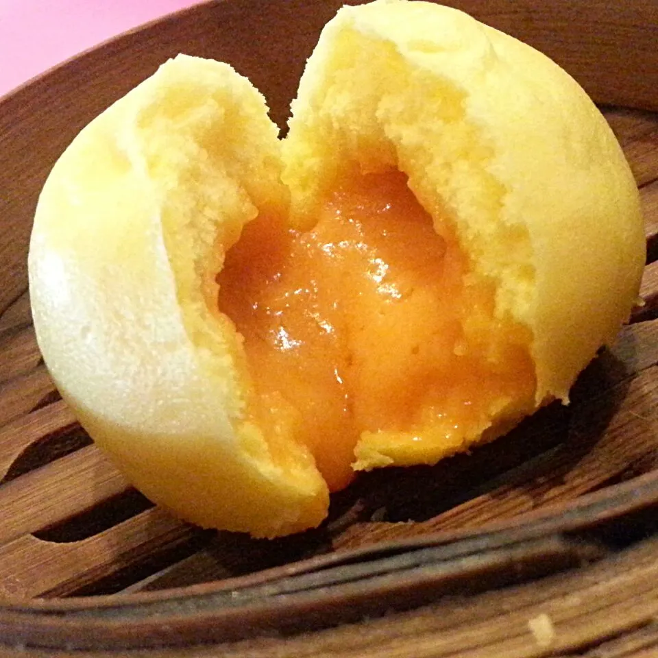 Custard bun with melt-in-your mouth salted egg cream|Velma Annさん