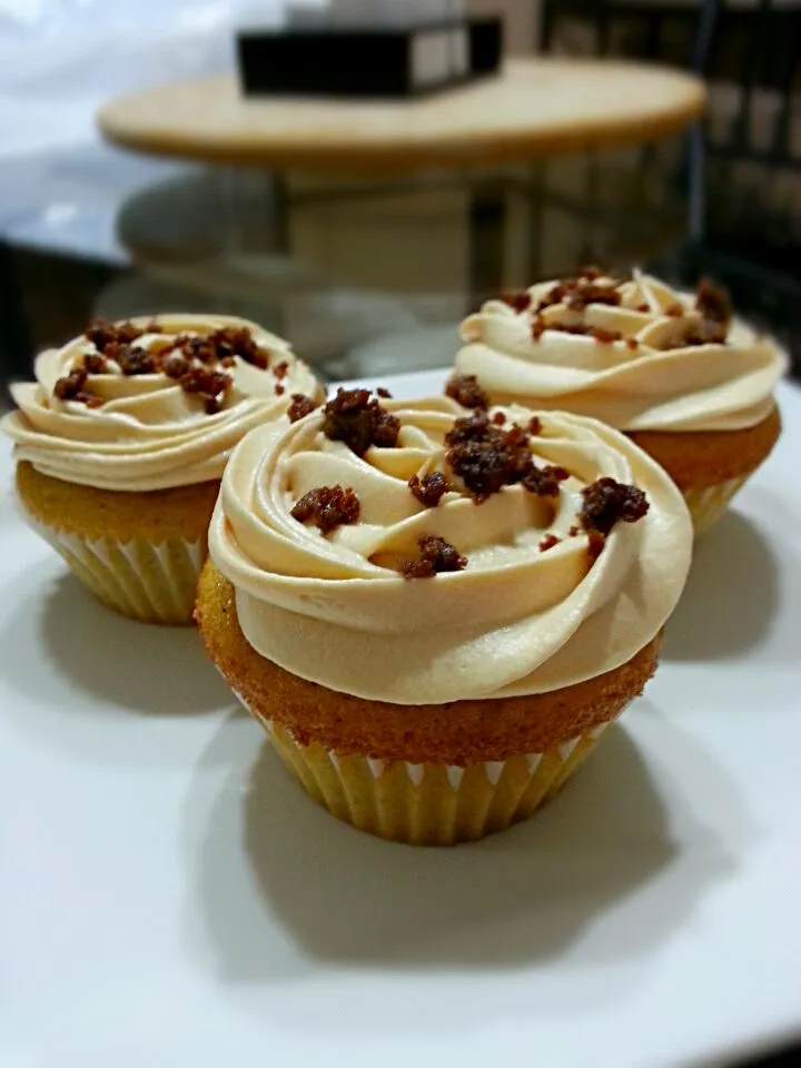 Thanksgiving Cinnamon Cupcakes with Apple Pie Filling, Dulce de Leche Cream Cheese Frosting and Streusel Topping|S Theoさん