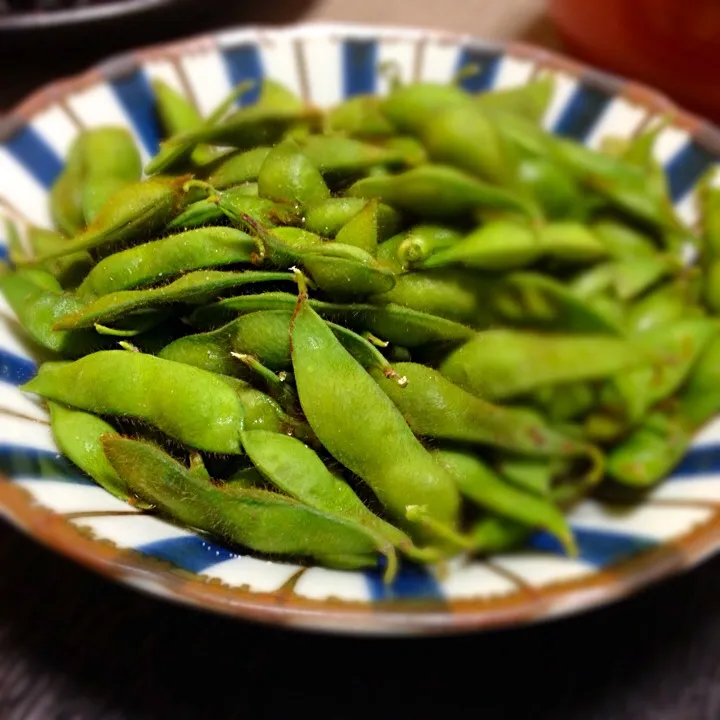 初物  黒豆の枝豆塩茹で|しげぞーさん