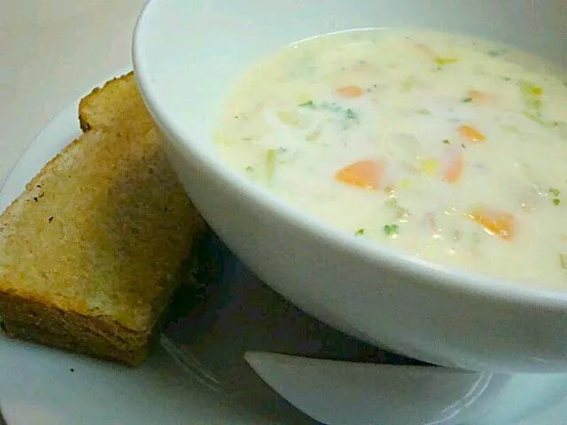 Homemade oatmeal bread and clam chowder.|Ari Inayamaさん