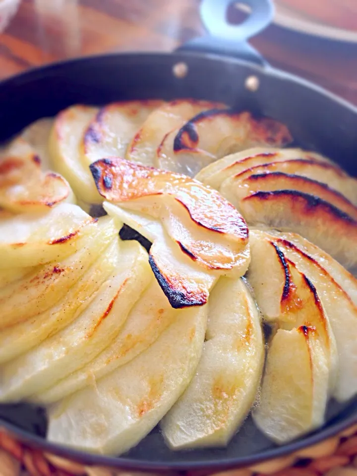 グリルパンで簡単焼きリンゴ。並べて、砂糖をかけて、バターをのせて、シナモンふって、グリルで焼いただけ。簡単だけど美味しかった！|akkioさん