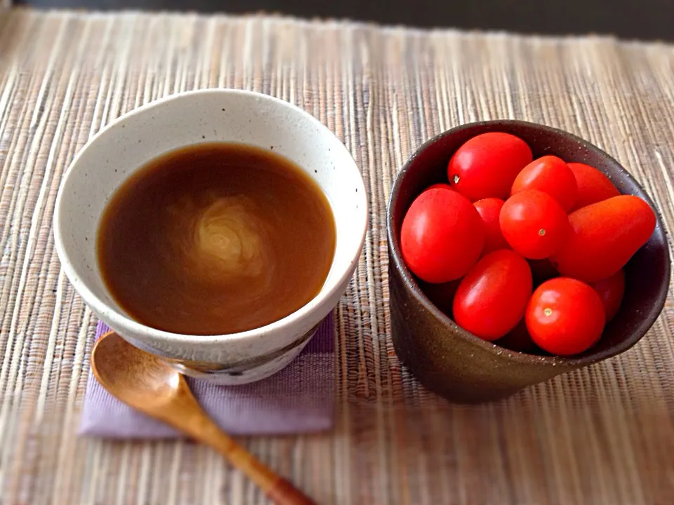 朝摘みのプチトマトとインスタントコーヒー😝|あつしさん