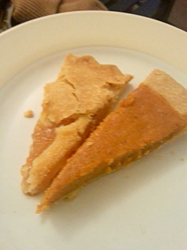 Snapdishの料理写真:apple pie and pumpkin pie|ash tamさん