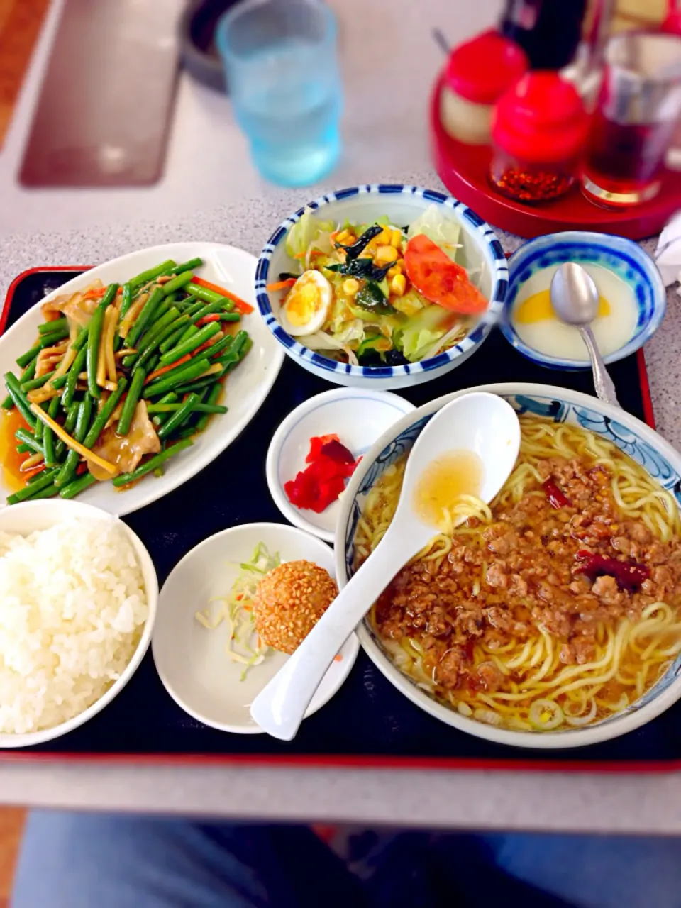 今日のランチ、台湾ラーメン＆ニンニクの茎と豚肉炒め😋|Jhonny Yamashiroさん