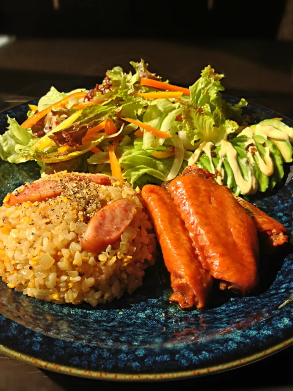 ⭐ウィンナー炒飯 ⭐手羽中の甘辛煮 ⭐サラダ|よっちぃさん