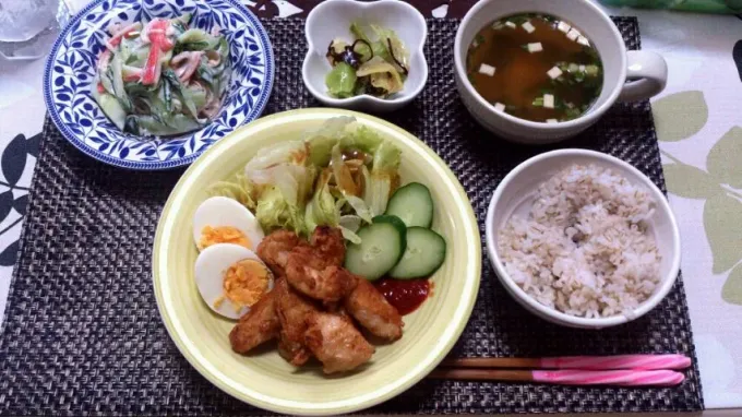 鳥の唐揚げ、きゅうりと、カニカマサラダ、きゃべつの塩昆布和え、味噌汁、麦ご飯|杉村愛さん