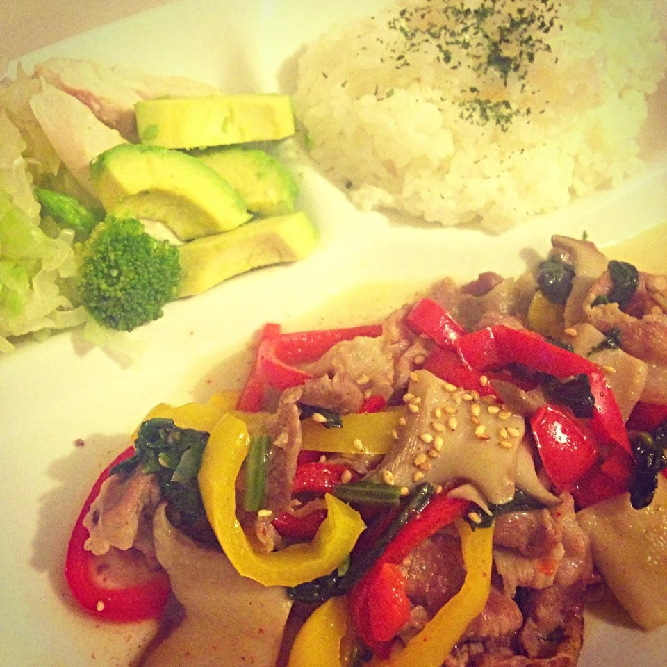 パプリカとエリンギの豚肉炒め   アボカドとササミのサラダ★|TanTan*さん