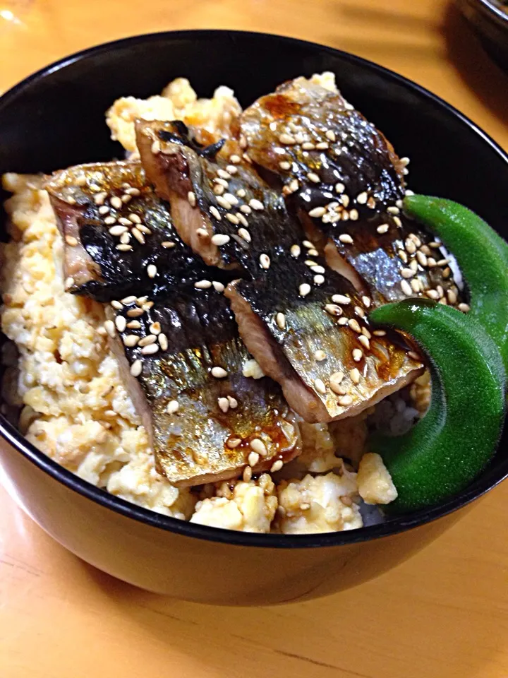 Snapdishの料理写真:豆腐入り崩し玉子で秋刀魚の蒲焼き丼ʕ•̫͡•ʔ♬✧|かよさん