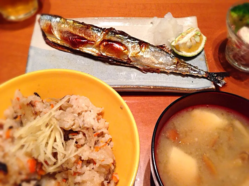 秋刀魚の塩焼き、鷄ごぼうごはん、なめこと豆腐のお味噌汁|Yuko&Rumさん