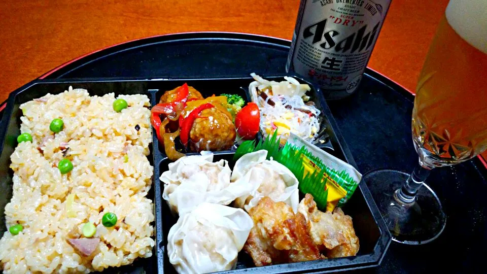 柿安上海デリの黒豚焼売チャーハン弁当&ビール|ｋｚｓｙｋさん