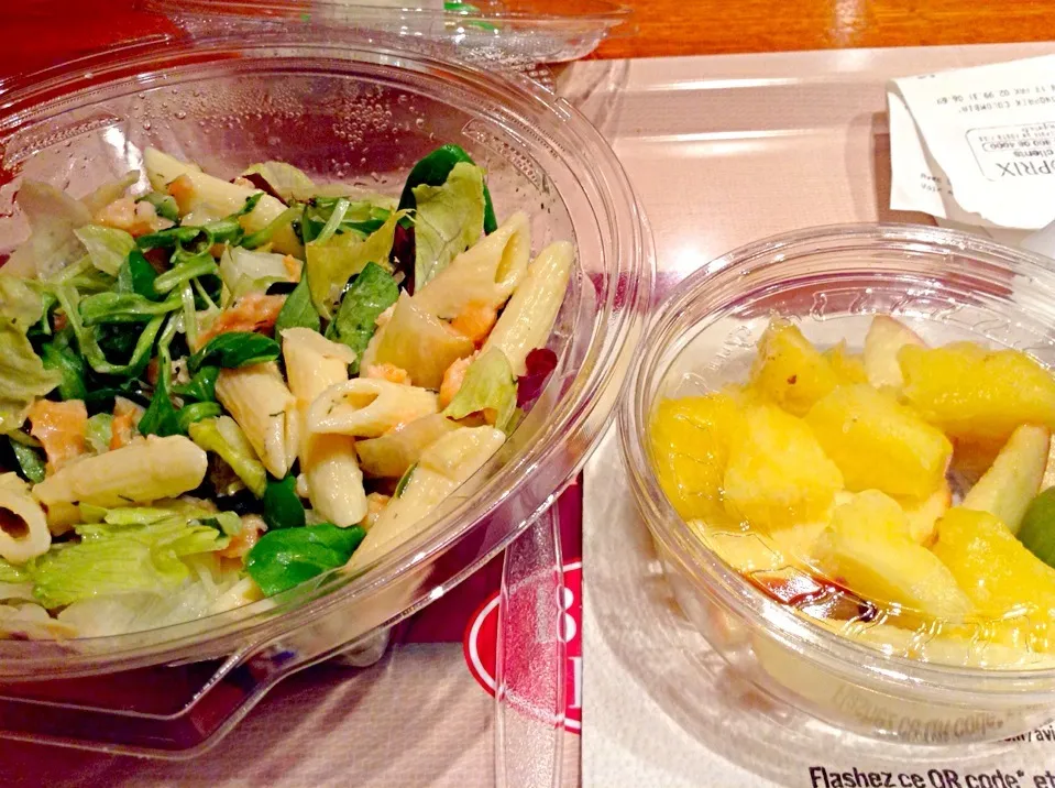 Snapdishの料理写真:Salade de pâtes, concombre, saumon & ananas.|Joannaさん