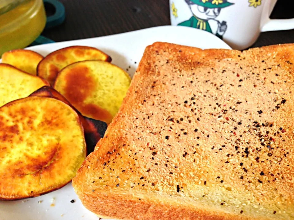 Snapdishの料理写真:トーストにオリーブオイル、粉チーズ、ペッパーをまぶすと美味しかった😉|ykiiiiiさん