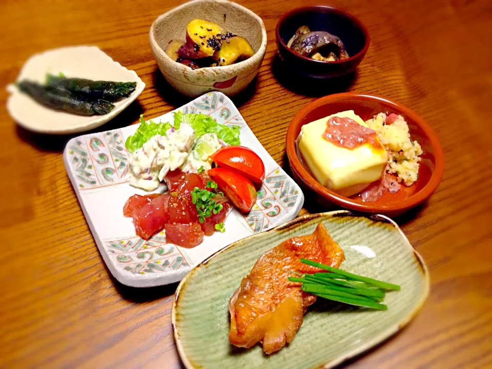 アボカドサラダと山葵醤油漬けマグロ、豆腐のチーズ焼き酒盗のせにじゃがバターカリ梅ジャコ和え添え、赤魚の煮つけ  など|みーさん