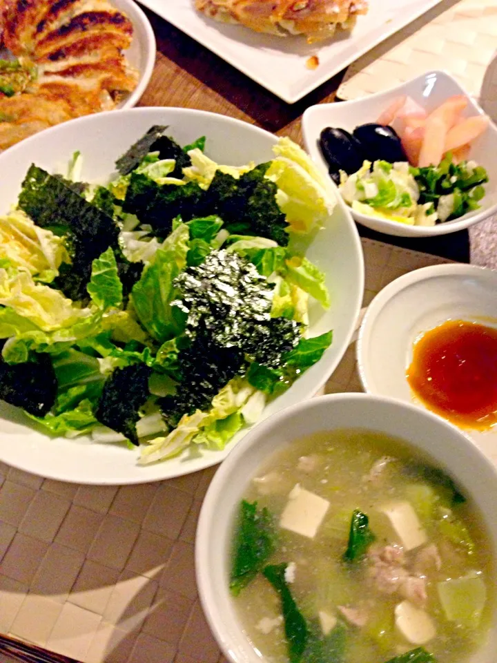 白菜と韓国海苔のサラダ🍀豚バラとお豆腐、青梗菜のスープ🍲|まみりんごさん