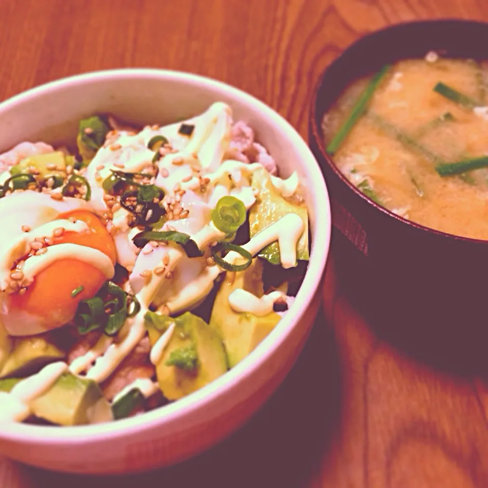 Snapdishの料理写真:アボカドと豚肉の温玉のせ丼|ayakaさん