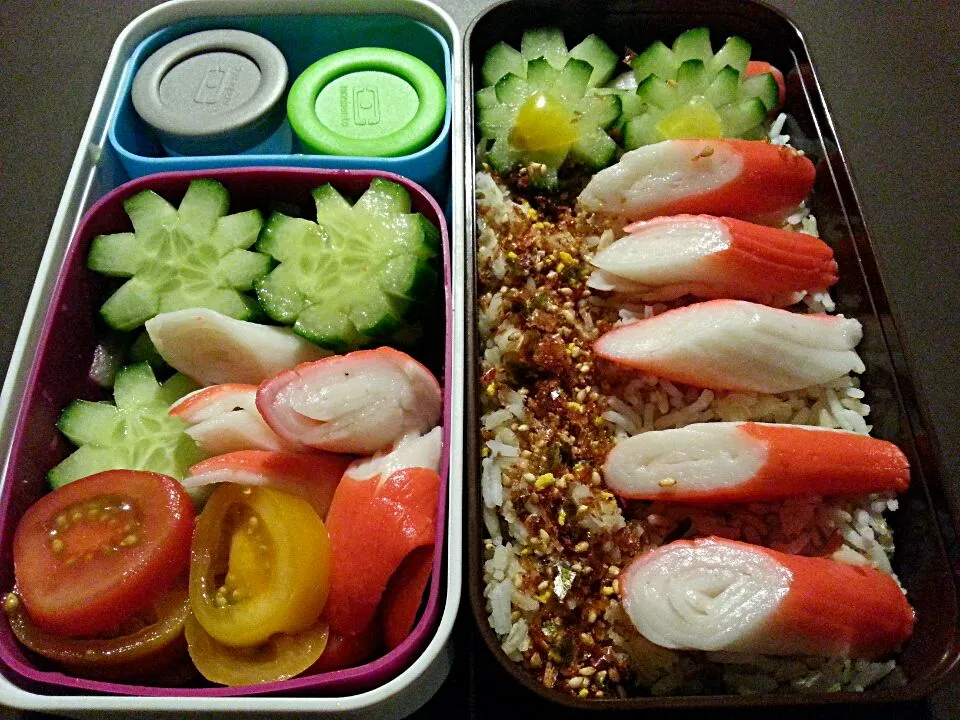 Bento#16:
Rice, surimi flakes, cucumber,  tomatoes and goma sauce|Frank&Jolanda - Eteninbeeldさん