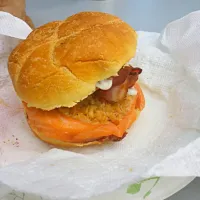 Snapdishの料理写真:Salmon crab cake with bacon and tartar sauce on a bun.|Jorelさん