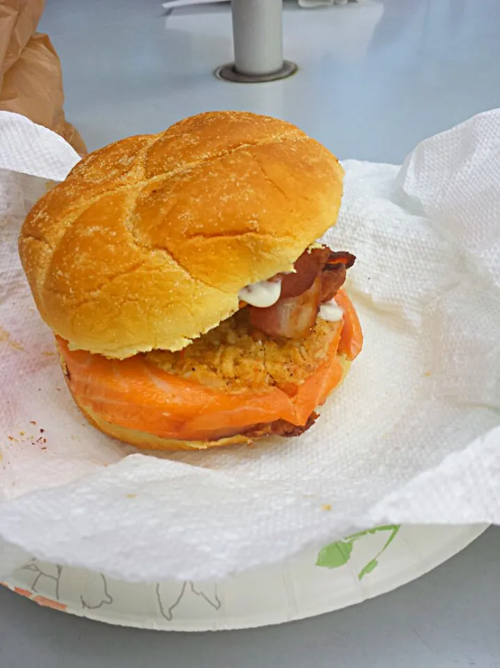 Snapdishの料理写真:Salmon crab cake with bacon and tartar sauce on a bun.|Jorelさん