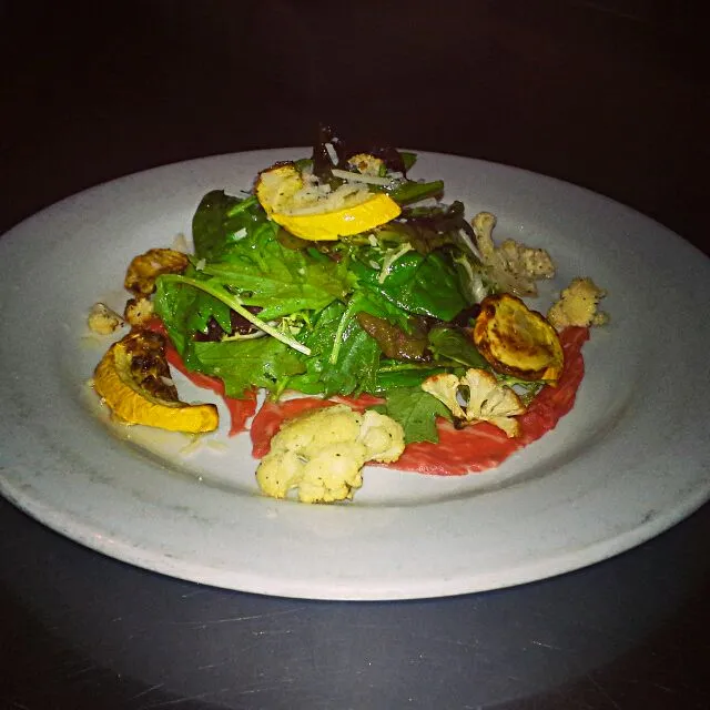 Carpaccio insalata with roasted cauliflower, yellow squash, mixes greens, balsalmic vinaigrette and truffle oil|Austin Greenさん