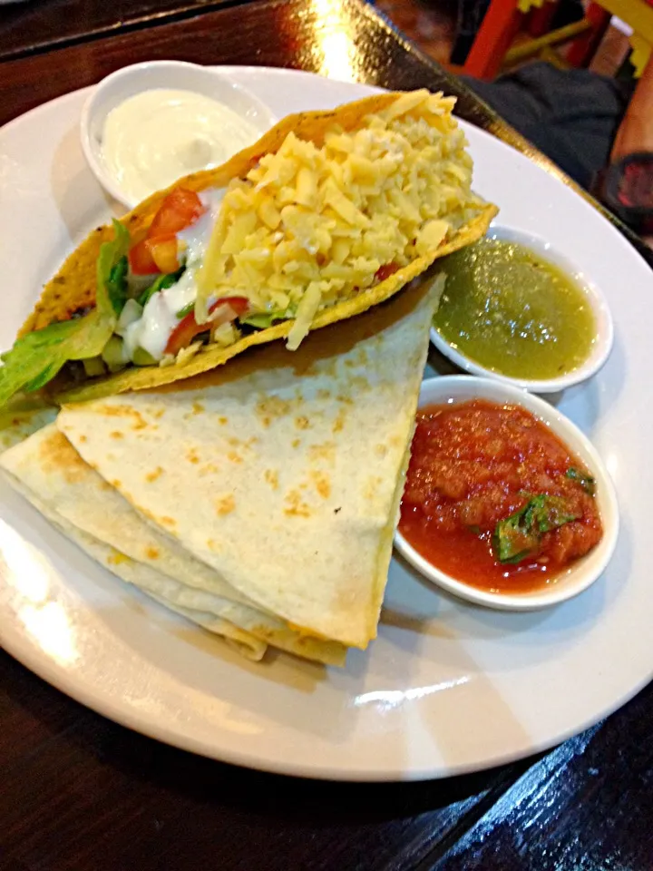 Snapdishの料理写真:Taco and Jalapeno Quesadilla Platter|Rockwell Leeさん