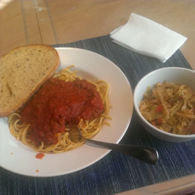 spaghetti ,bread, and I ate half the cabbage I was stuffed halfway through the spaghetti|Viveka Jadeさん