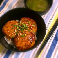 Snapdishの料理写真:鶏胸とキャベツのつくね丼
ほうれん草とネギのお味噌汁|natsuさん