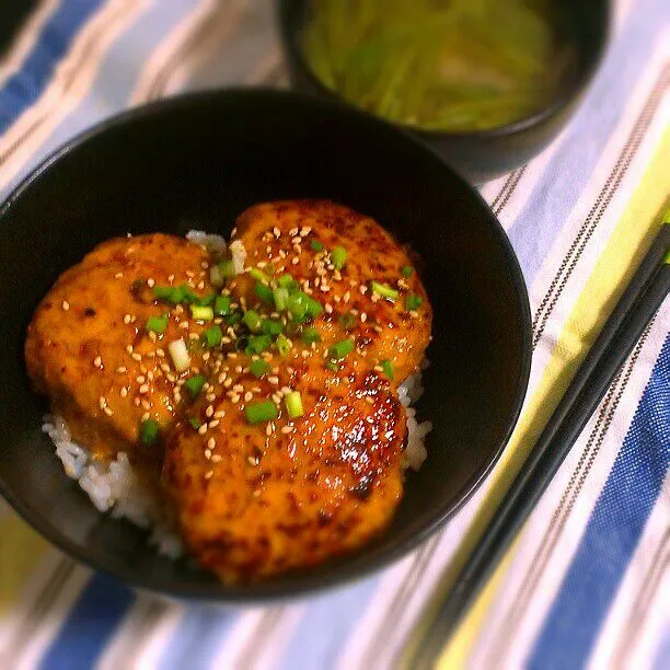 鶏胸とキャベツのつくね丼
ほうれん草とネギのお味噌汁|natsuさん