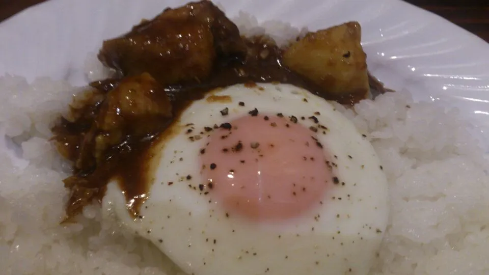 カレースタンドなんだけど本格的！インドカレーに目玉焼きトッピング。さらさらのルーがいい！|SATOSHI OOCHIさん