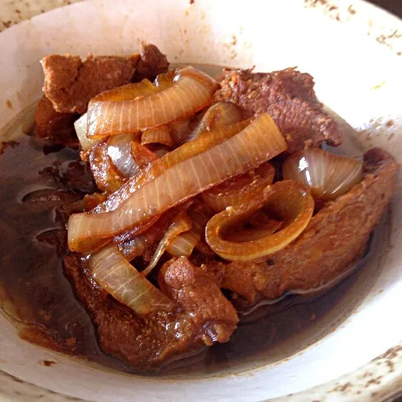 今日の昼メシ：豚肉と玉ねぎの醤油煮。厚切り豚肉が柔らかく煮込んであってうまうま(*´∀｀)|Kenny Hiraiさん